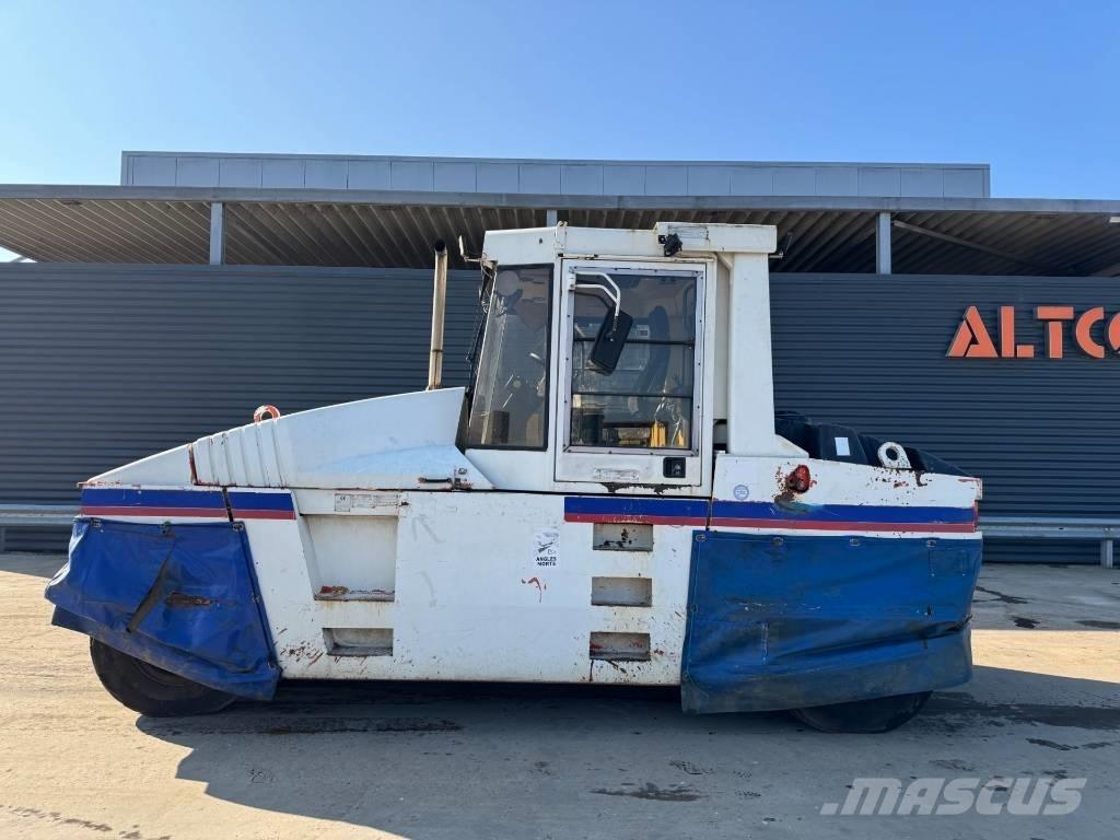 CAT RS-300B مداحل ذات إطارات هوائية