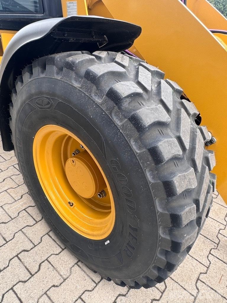 CAT 908 لوادر بعجل
