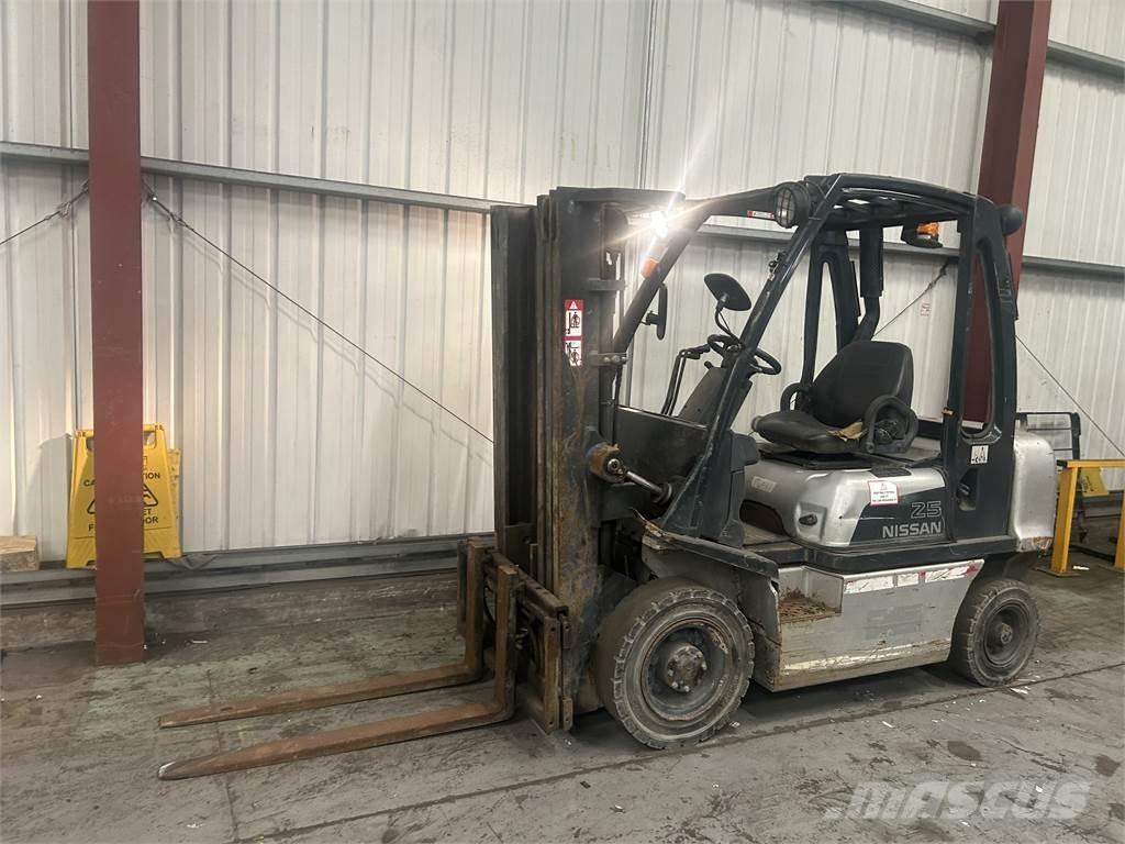 Nissan FD02A25Q شاحنات الديزل
