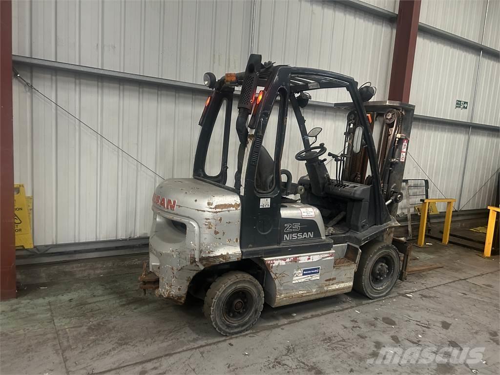 Nissan FD02A25Q شاحنات الديزل