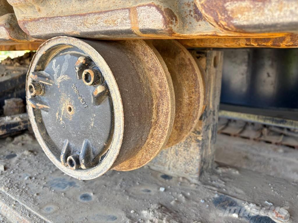 CAT 374 (On Transport) حفارات زحافة