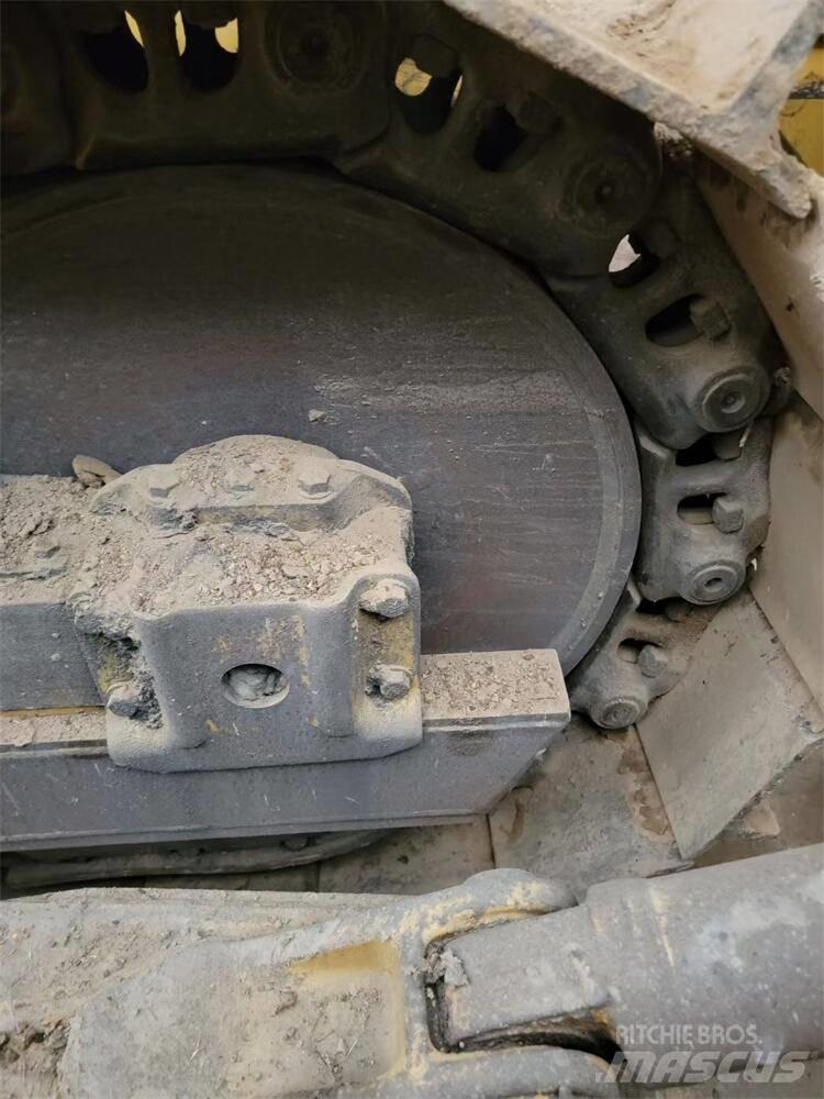 CAT D7G2 بلدوزرات مجنزرة