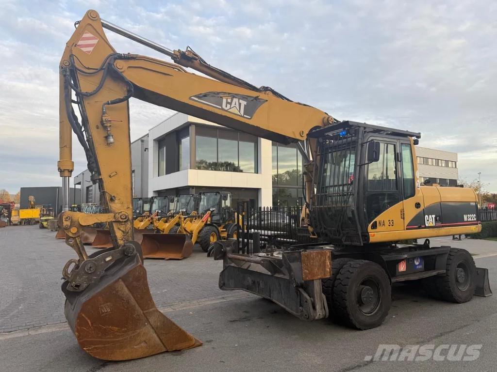 CAT M322C حفارات بعجل