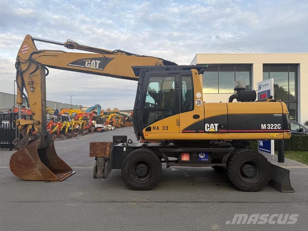 CAT M322C حفارات بعجل
