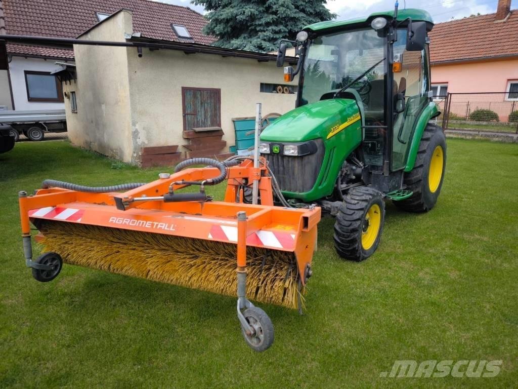John Deere 3720 جرارات مدمجة