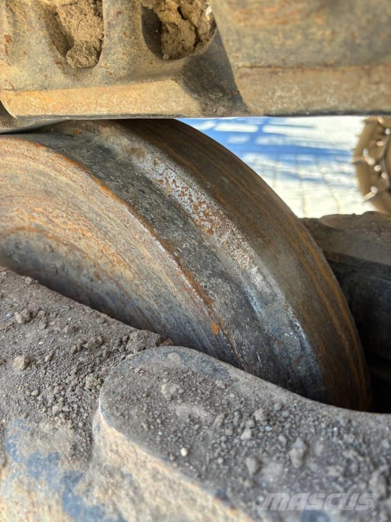 CAT 320 حفارات زحافة