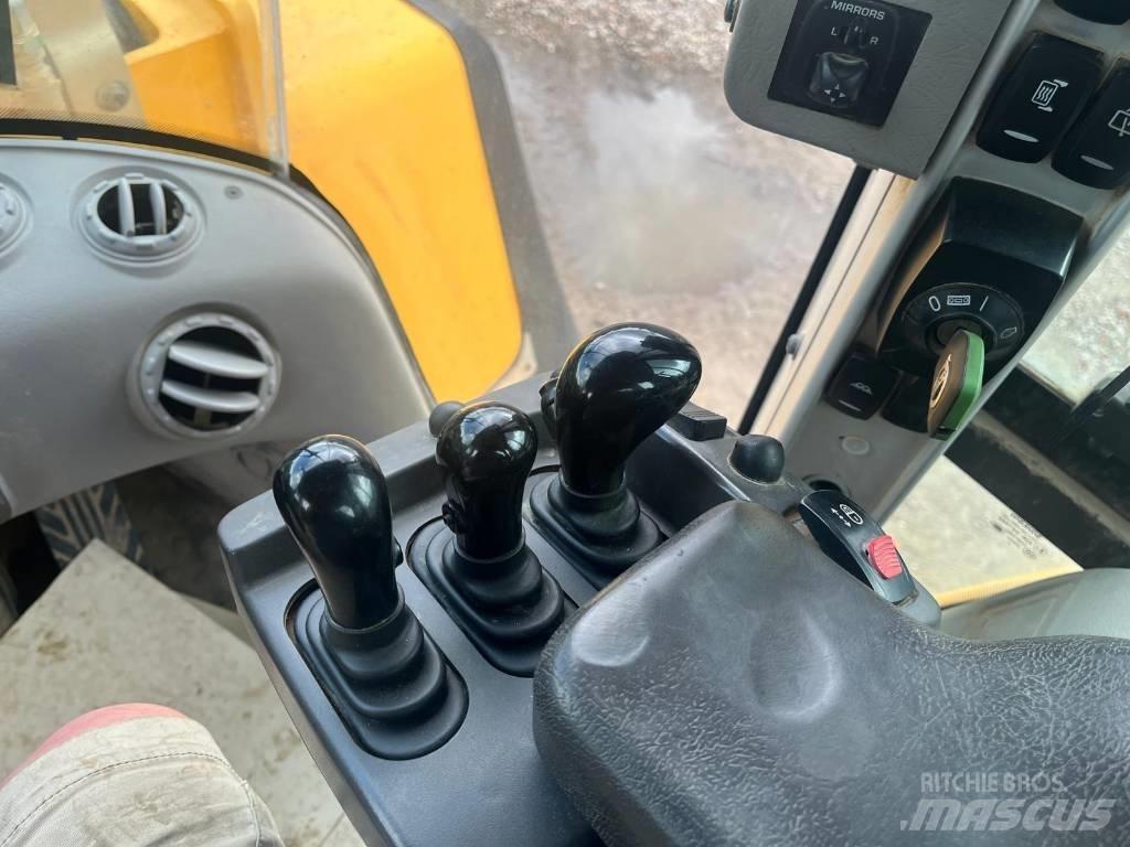 Volvo L 220 H لوادر بعجل