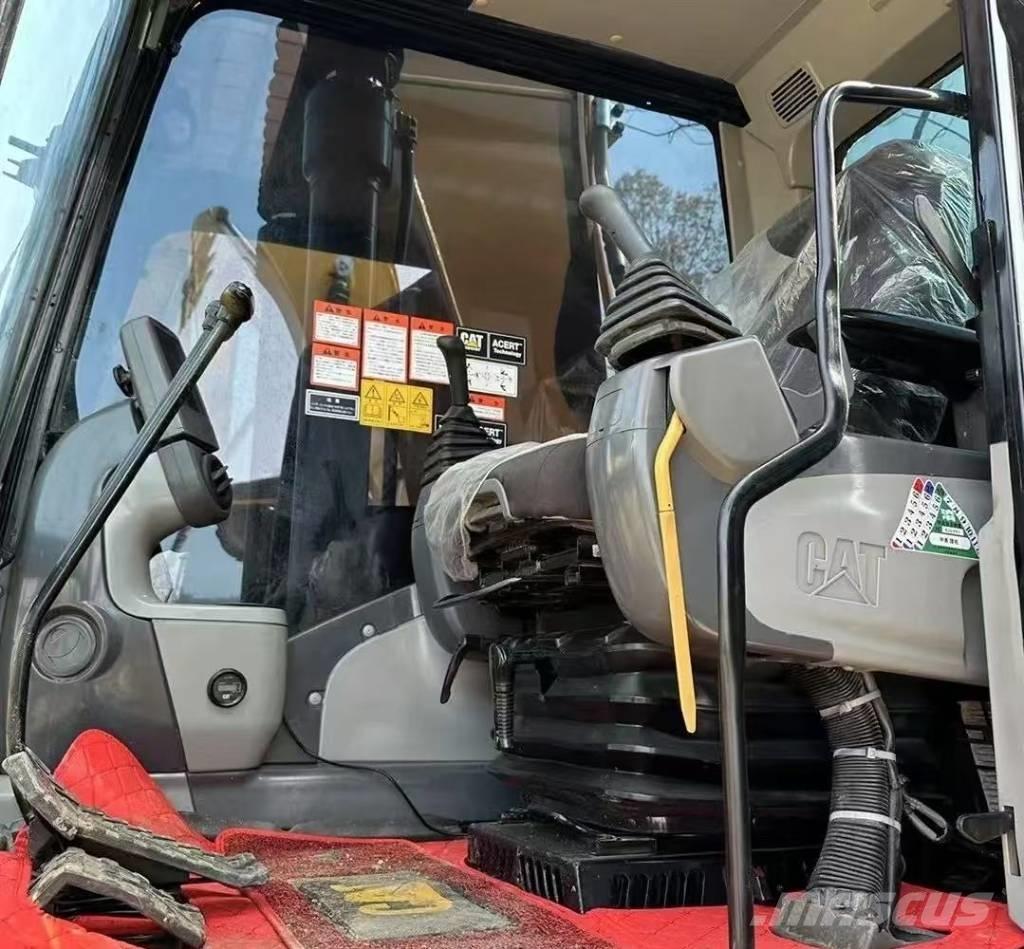 CAT 320 D حفارات زحافة