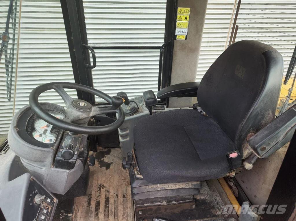 CAT 930G لوادر بعجل