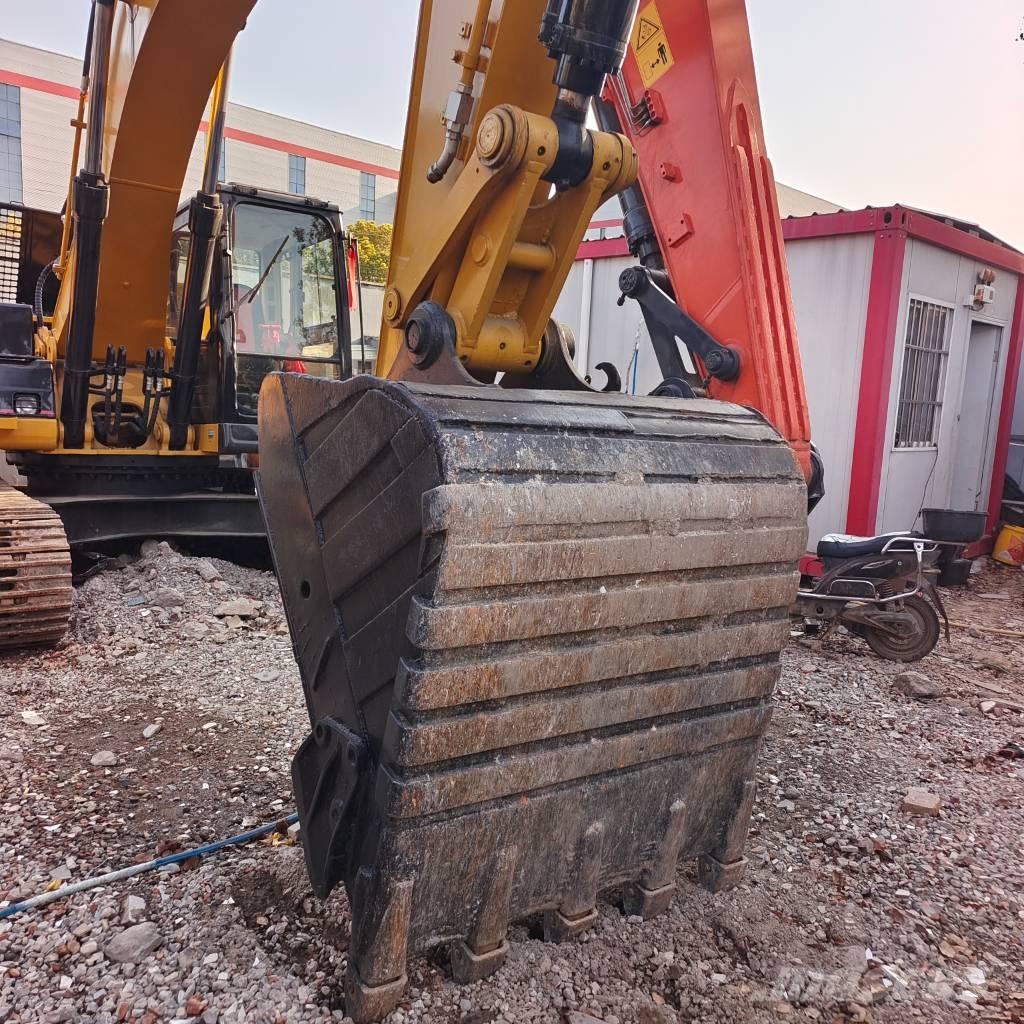 CAT 325 D حفارات زحافة