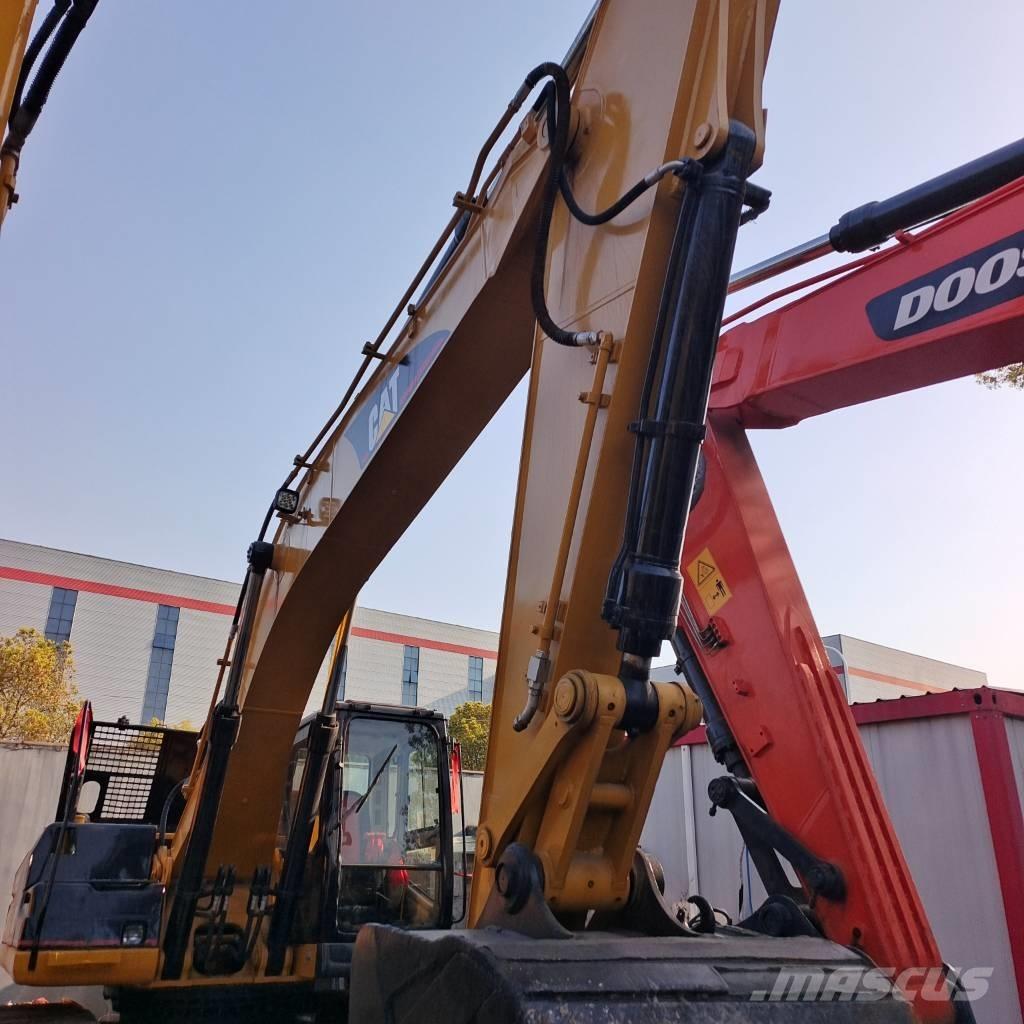 CAT 325 D حفارات زحافة