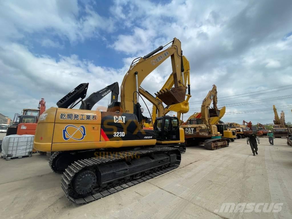 CAT 323 D حفارات زحافة