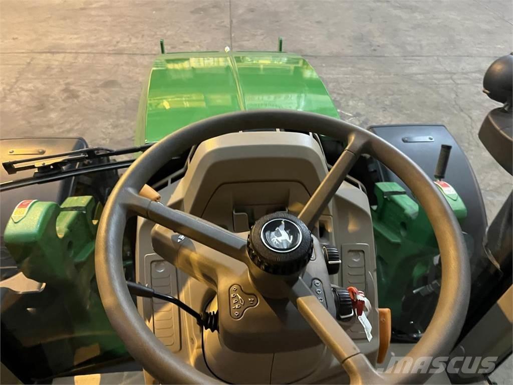 John Deere 6100M الجرارات