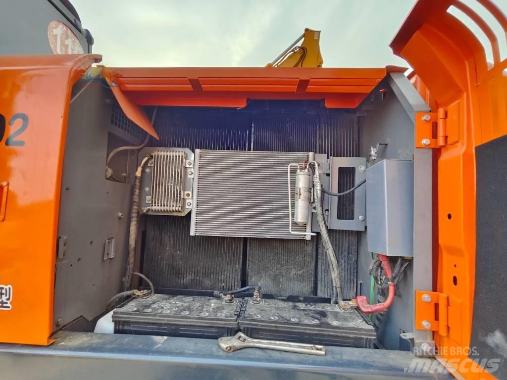 Hitachi ZX 210 حفارات زحافة