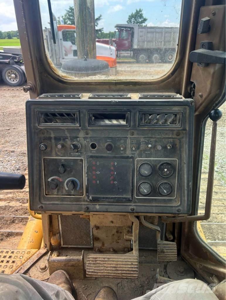 CAT D 5 H XL بلدوزرات مجنزرة