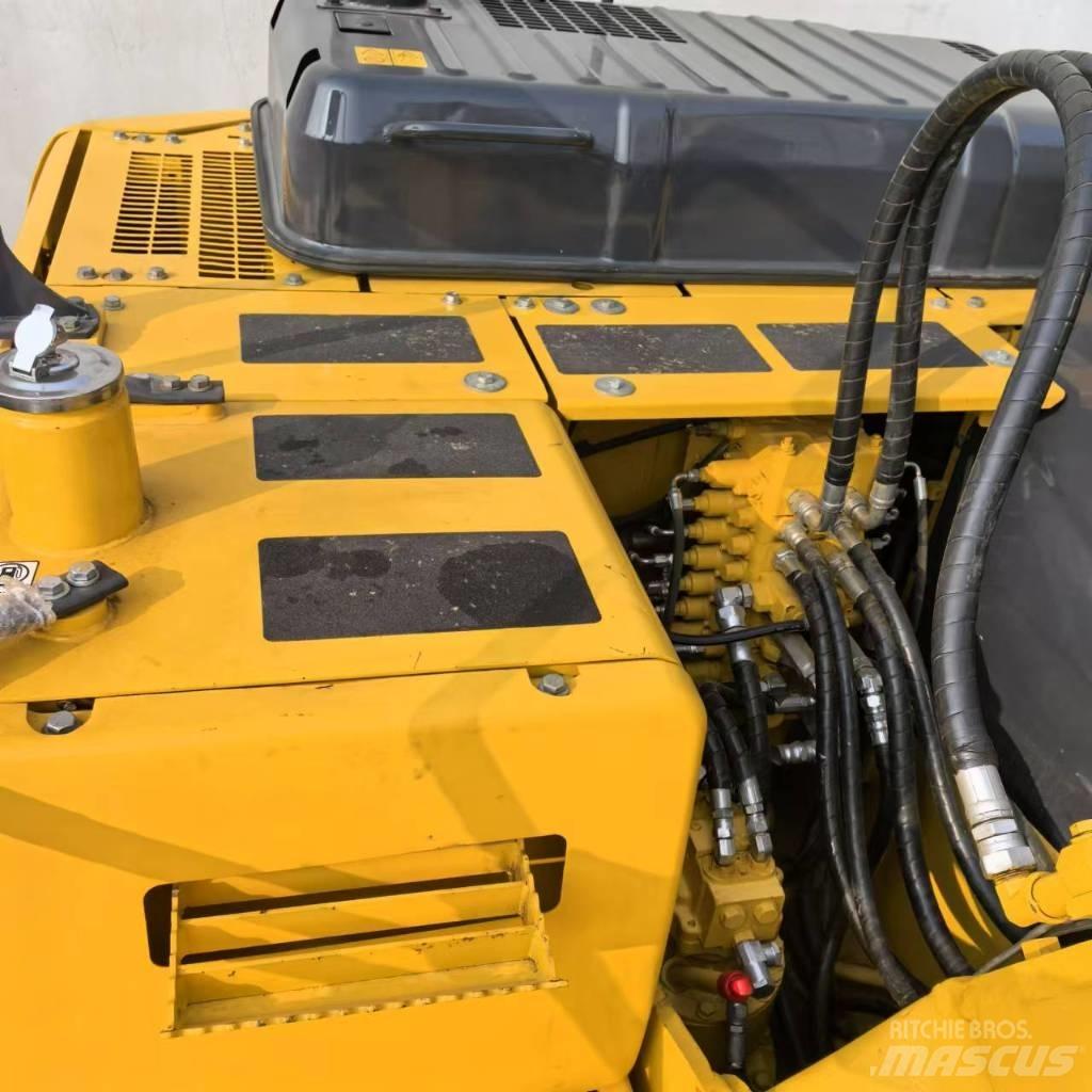 Komatsu PC 130-7 حفارات زحافة