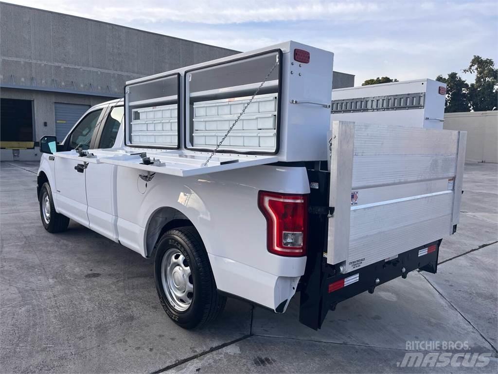 Ford F-150 شاحنات خفيفة/مفصلية الجوانب