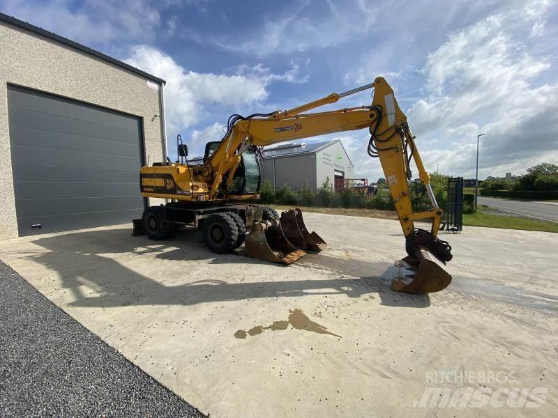 JCB JS145W حفارات بعجل