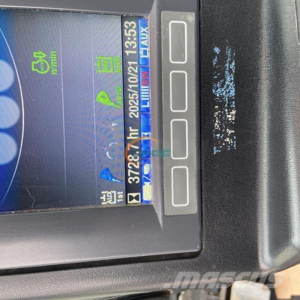 Takeuchi TB215R حفارات بعجل