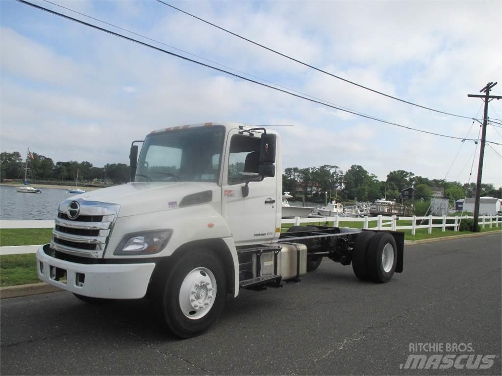 Hino 268 شاحنات بمقصورة وهيكل