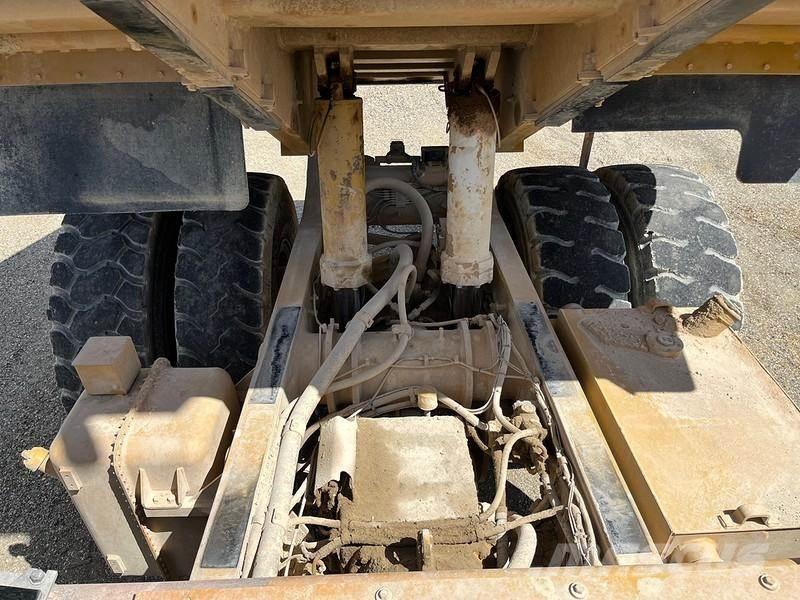 CAT 771D شاحنات المخلفات الصلبة
