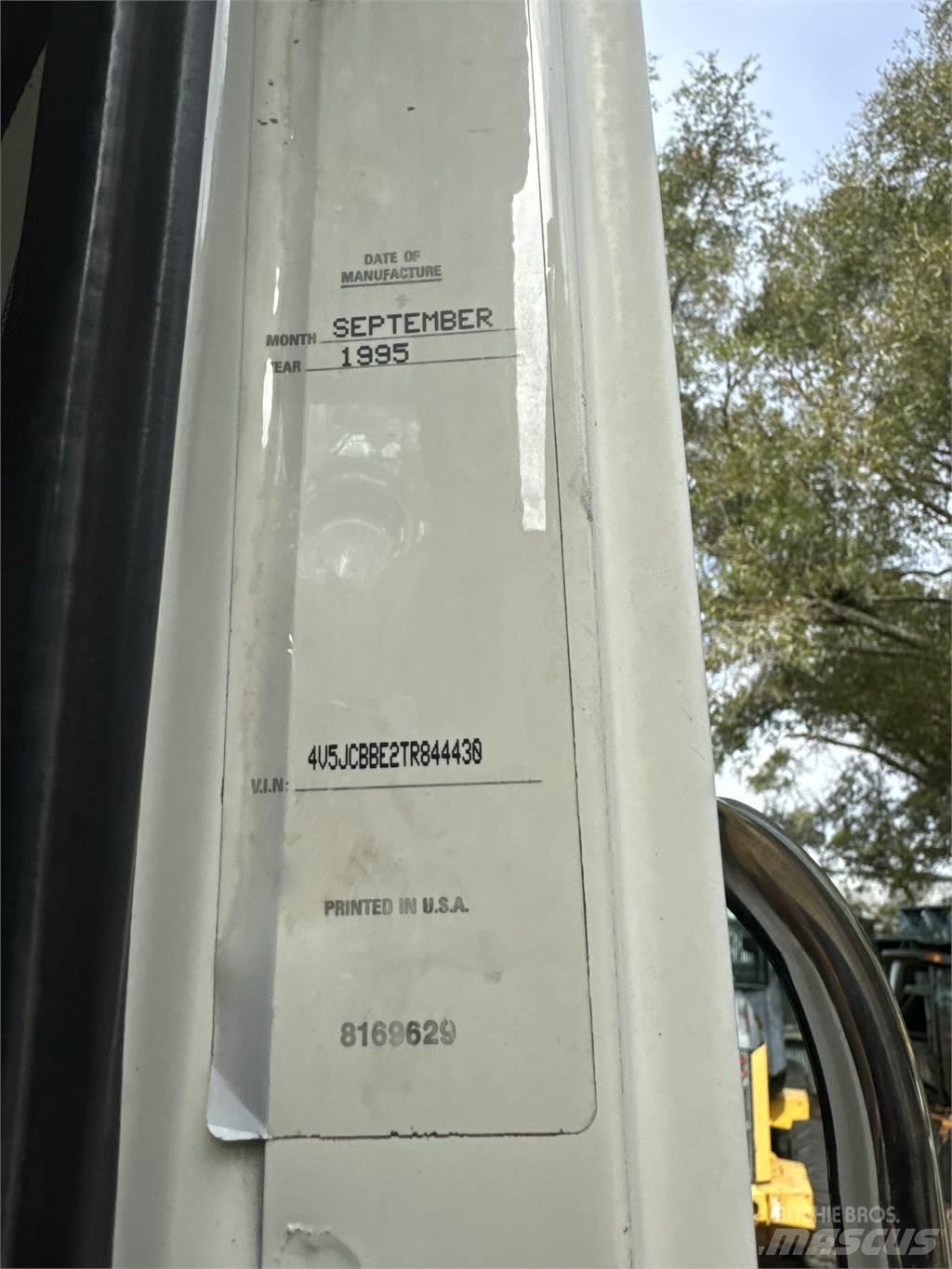 National 1295 شاحنات الرافعات