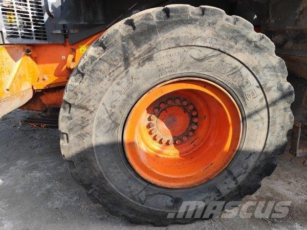 Hitachi ZW 220 لوادر بعجل