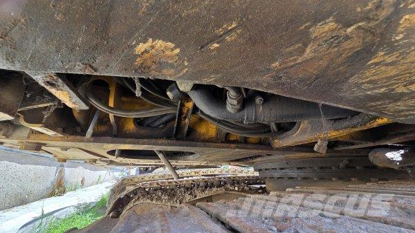 JCB JS 130 LC حفارات زحافة