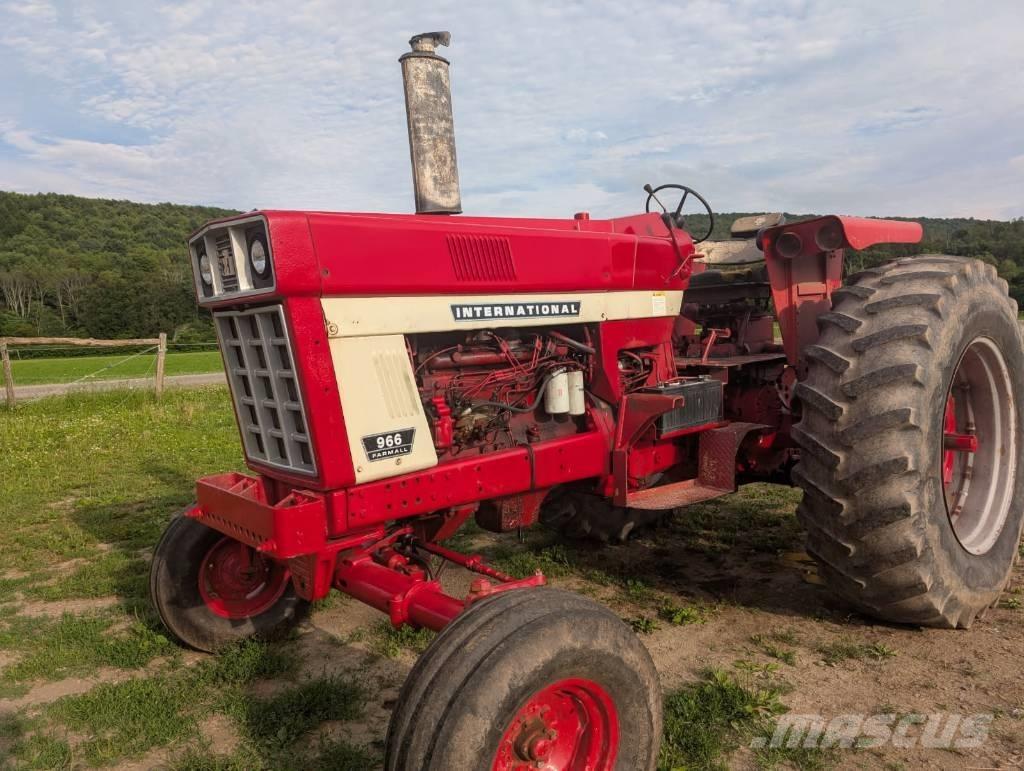 International 966 الجرارات