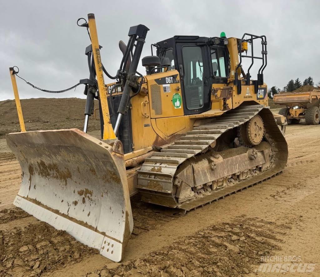 CAT D 6 T LGP بلدوزرات مجنزرة