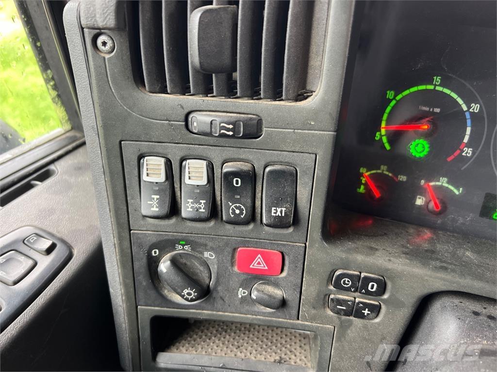 Scania P 380 8X4 شاحنات بمقصورة وهيكل