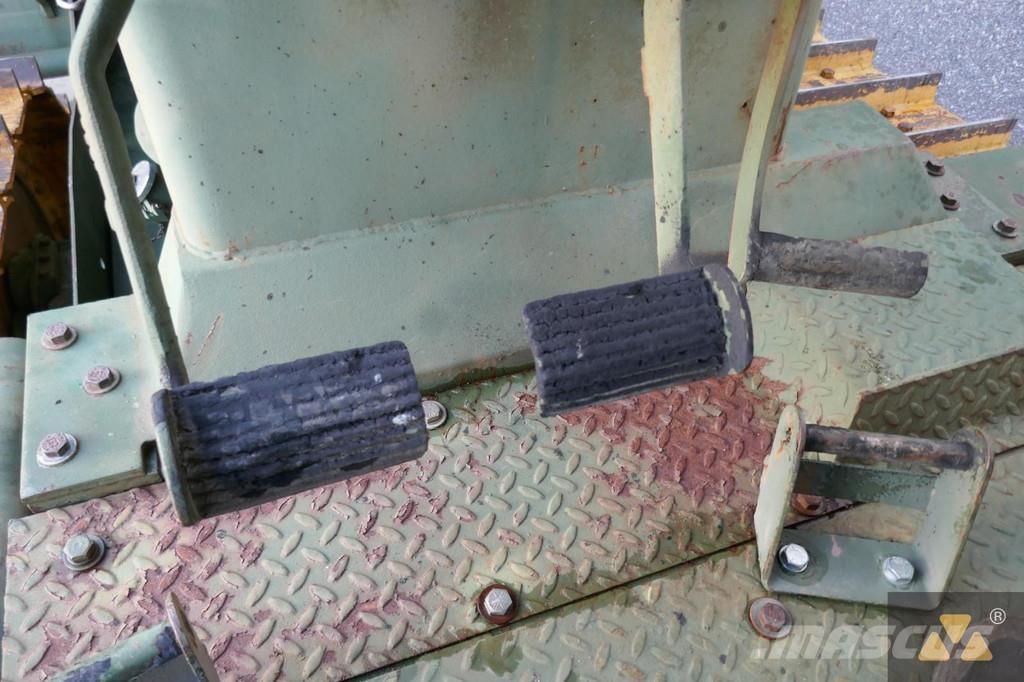 CAT D7G Ex-army بلدوزرات مجنزرة