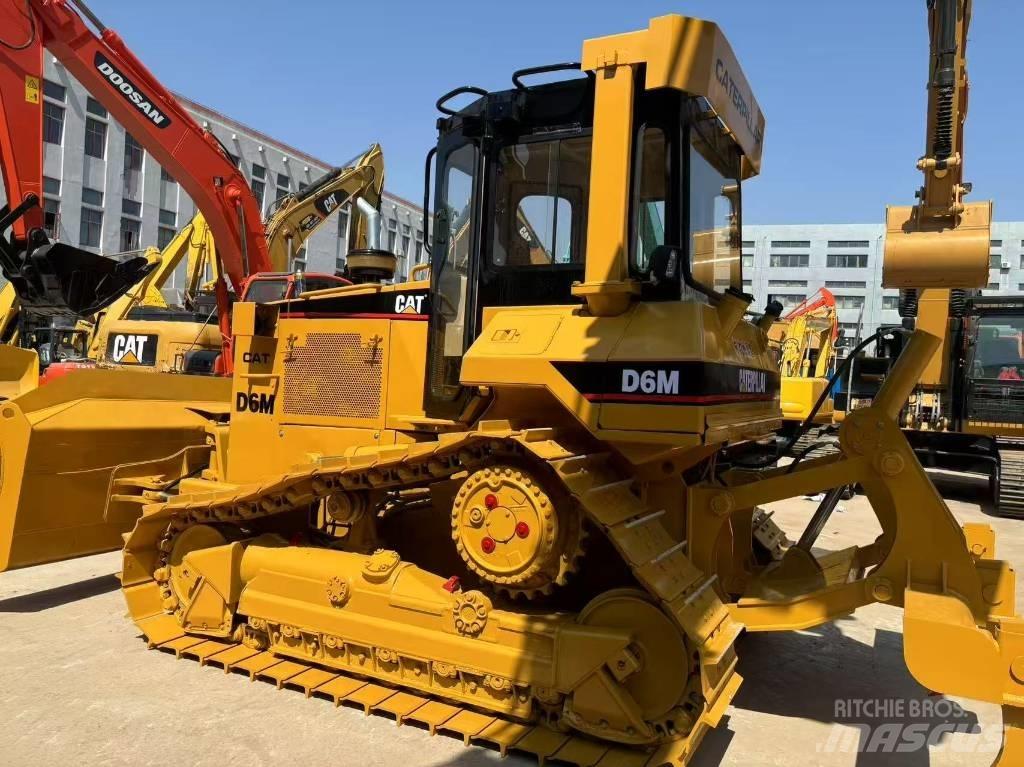 CAT D 6 M XL بلدوزرات مجنزرة
