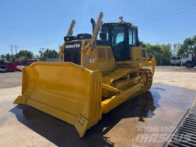 Komatsu D65EX-18 بلدوزرات مجنزرة