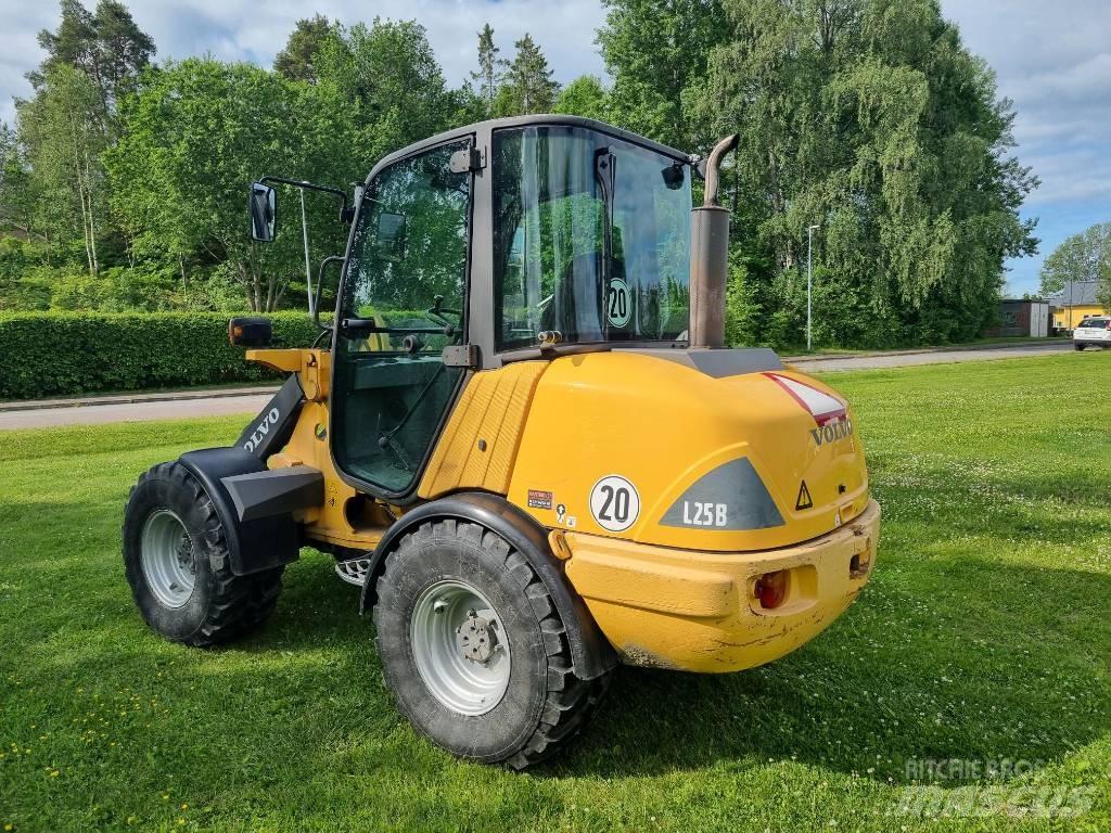 Volvo L25B لوادر انزلاقية التوجيه