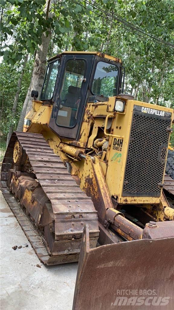 CAT D4H بلدوزرات مجنزرة