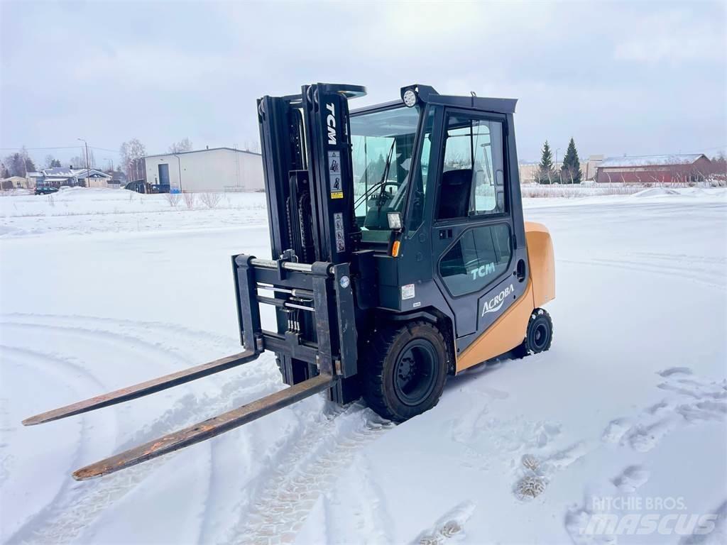 TCM FA 30D ACROBA شاحنات الديزل