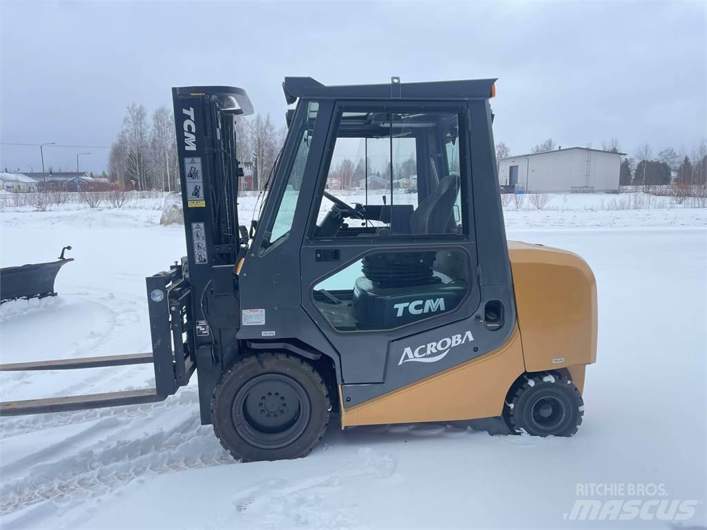 TCM FA 30D ACROBA شاحنات الديزل