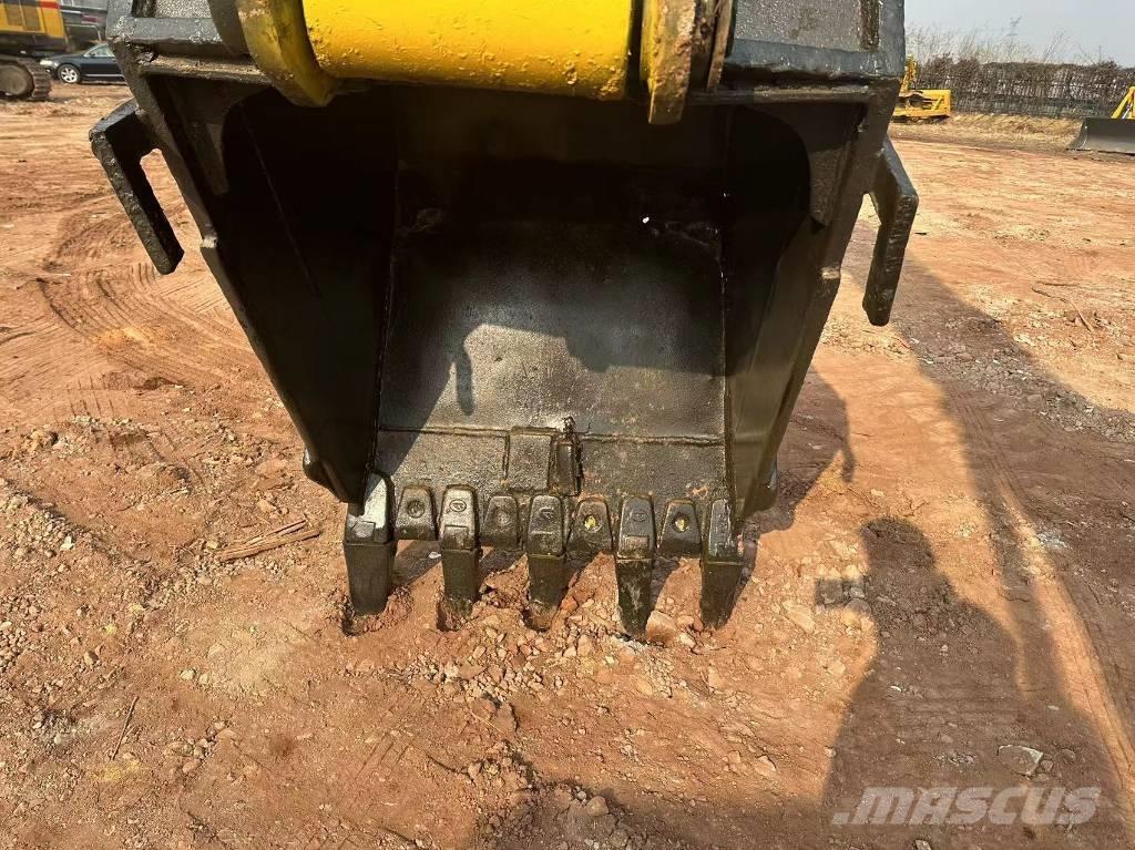 Komatsu PC 220 حفارات زحافة
