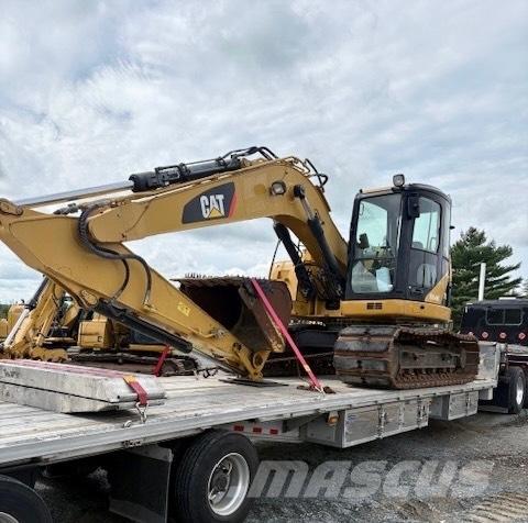 CAT 313 D حفارات بعجل