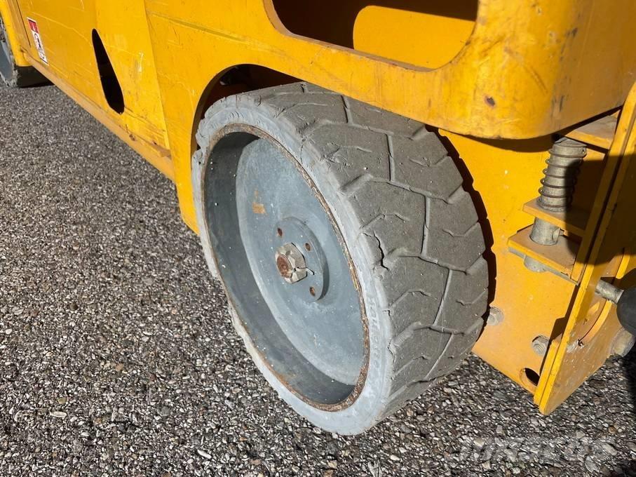 Haulotte Compact 12 رافعات مقصية الشكل