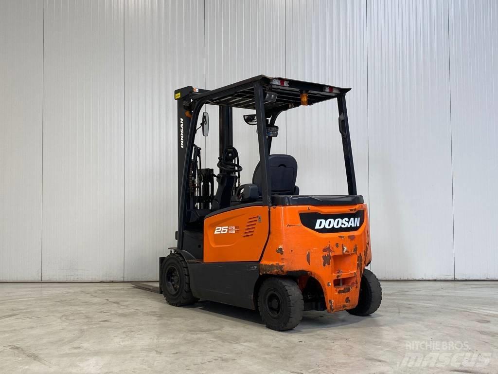 Doosan B25X-7 شاحنات ذات رافعات شوكية تعمل بالكهرباء