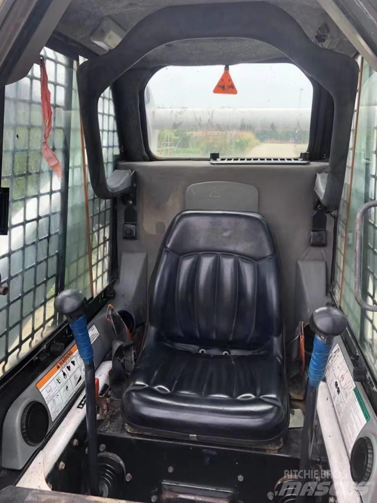 Bobcat S 300 لوادر انزلاقية التوجيه