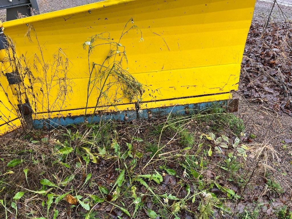 Vama 320 حراثات ونصول الجليد