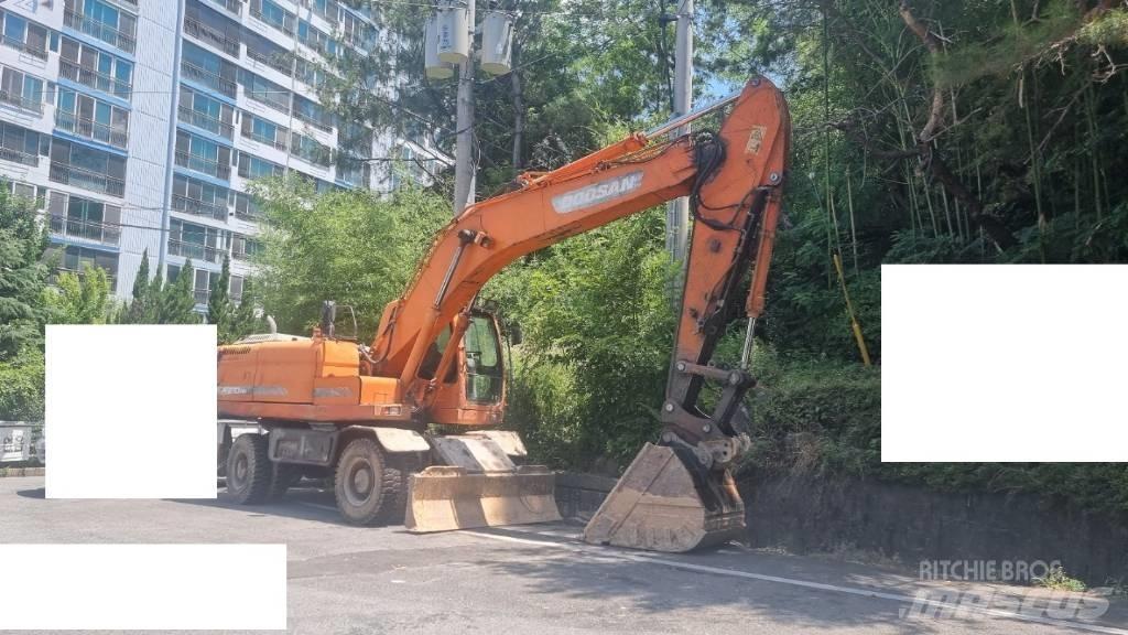 Doosan DX 210 W حفارات بعجل