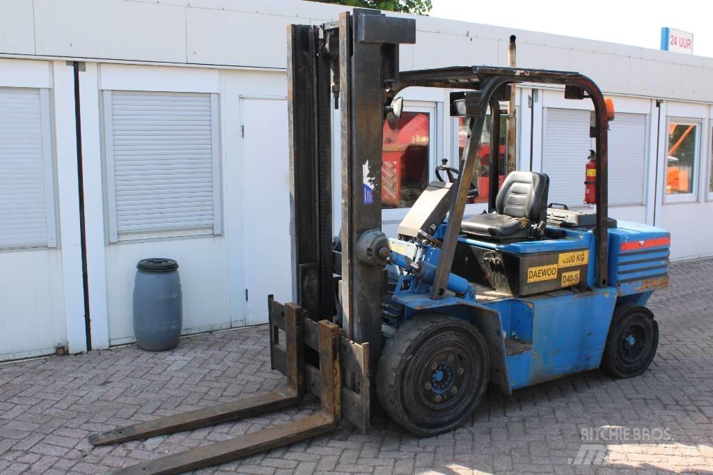 Daewoo D 40 S شاحنات الديزل