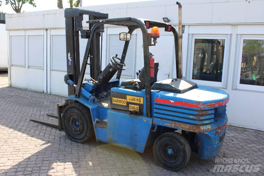 Daewoo D 40 S شاحنات الديزل