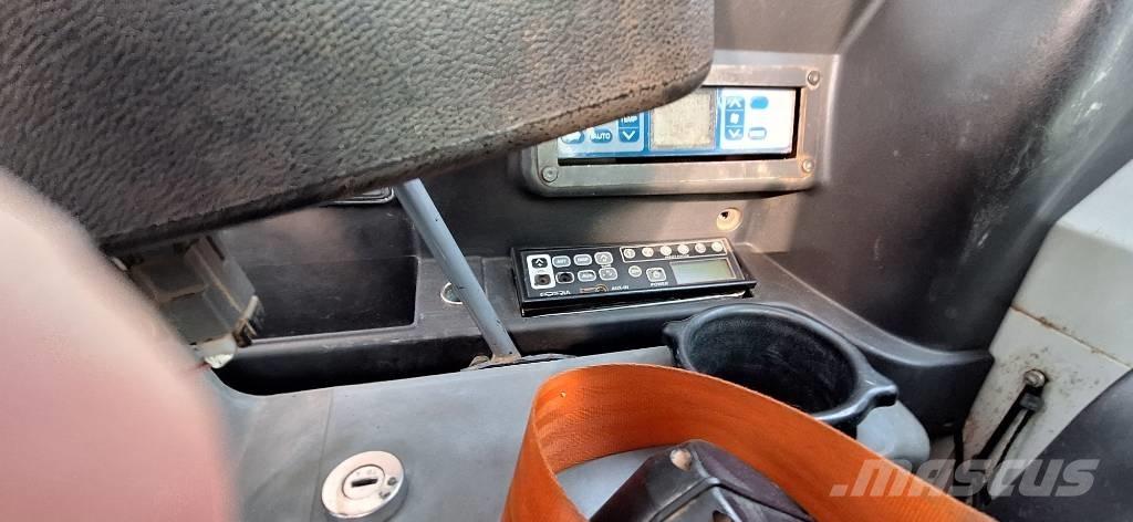 Takeuchi TB 295W حفارات بعجل