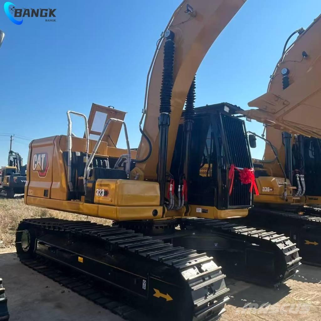 CAT 323 حفارات زحافة