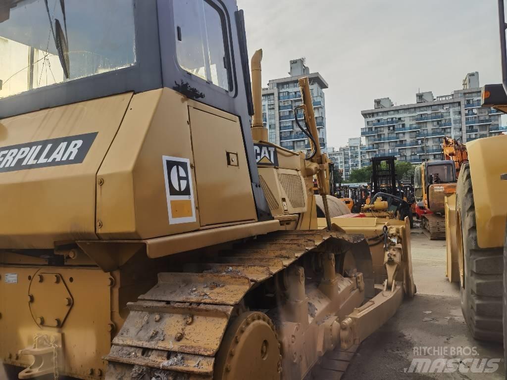 CAT D 6 G بلدوزرات مجنزرة